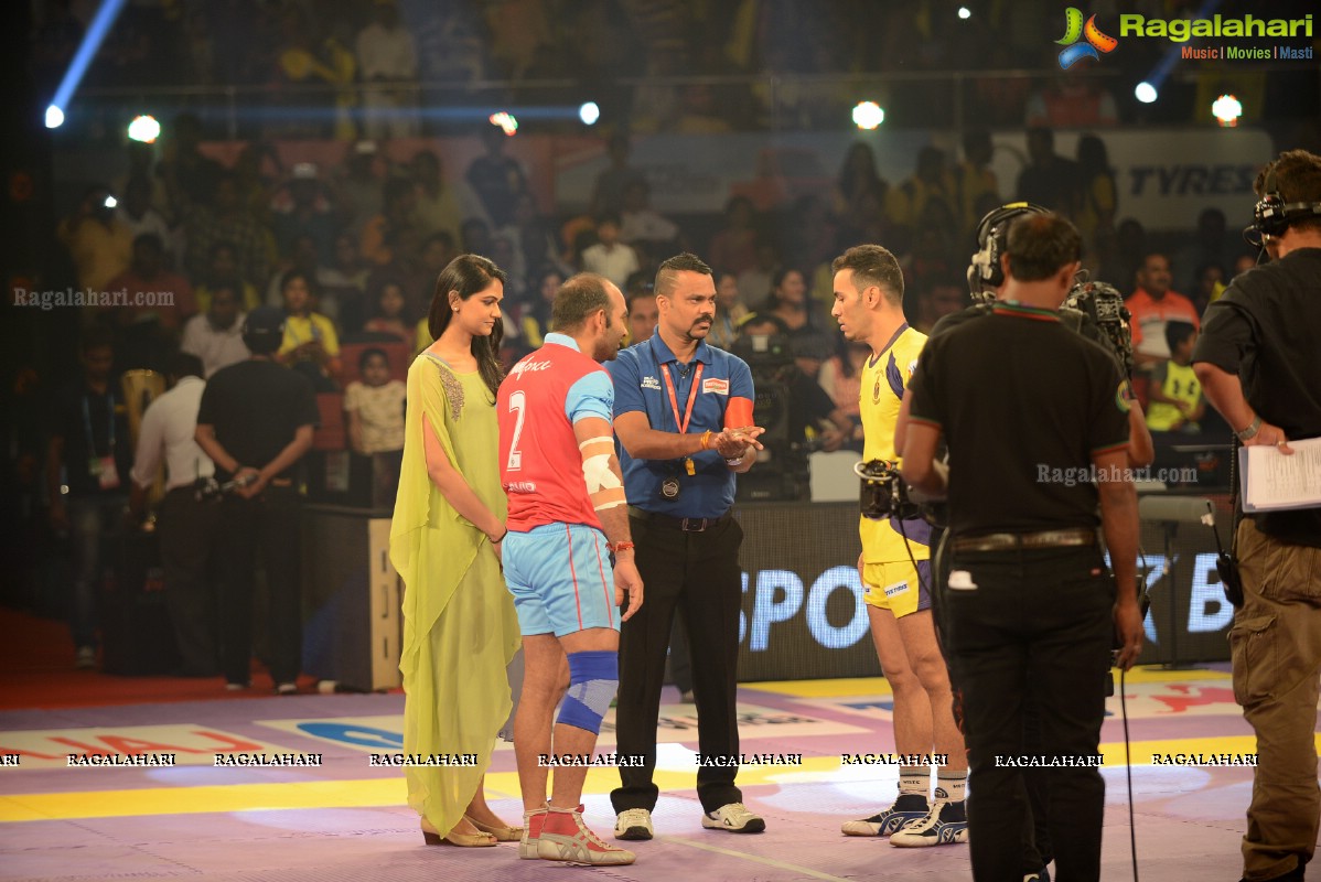 Allu Arjun-Sneha at Pro Kabaddi League Telugu Titans Vs Jaipur Pink Panthers Match