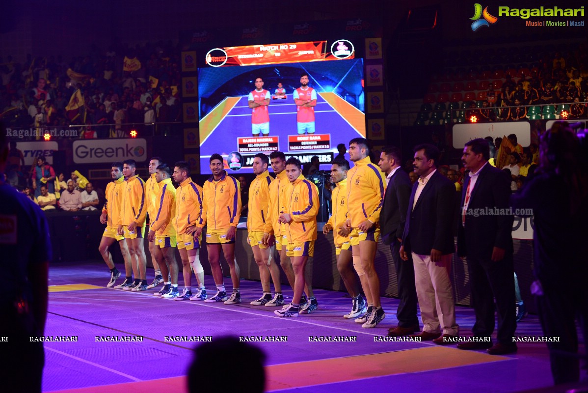 Allu Arjun-Sneha at Pro Kabaddi League Telugu Titans Vs Jaipur Pink Panthers Match