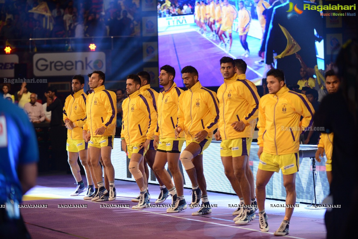 Allu Arjun-Sneha at Pro Kabaddi League Telugu Titans Vs Jaipur Pink Panthers Match