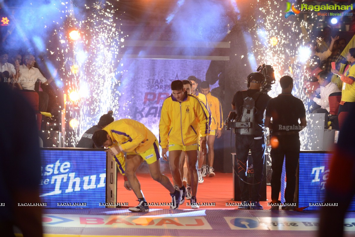 Allu Arjun-Sneha at Pro Kabaddi League Telugu Titans Vs Jaipur Pink Panthers Match