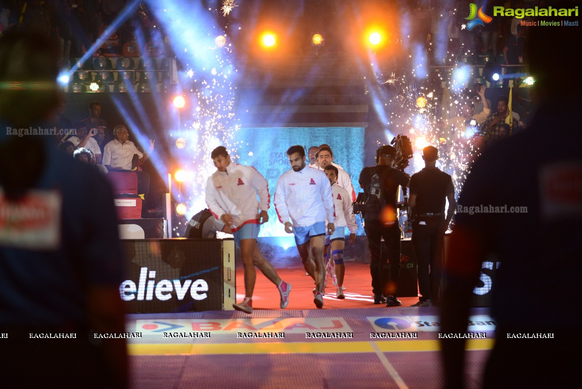 Allu Arjun-Sneha at Pro Kabaddi League Telugu Titans Vs Jaipur Pink Panthers Match