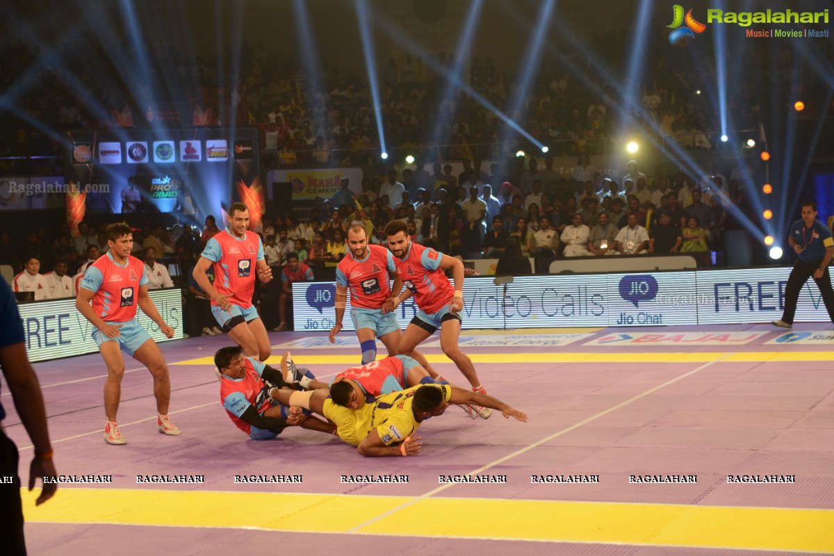 Allu Arjun-Sneha at Pro Kabaddi League Telugu Titans Vs Jaipur Pink Panthers Match