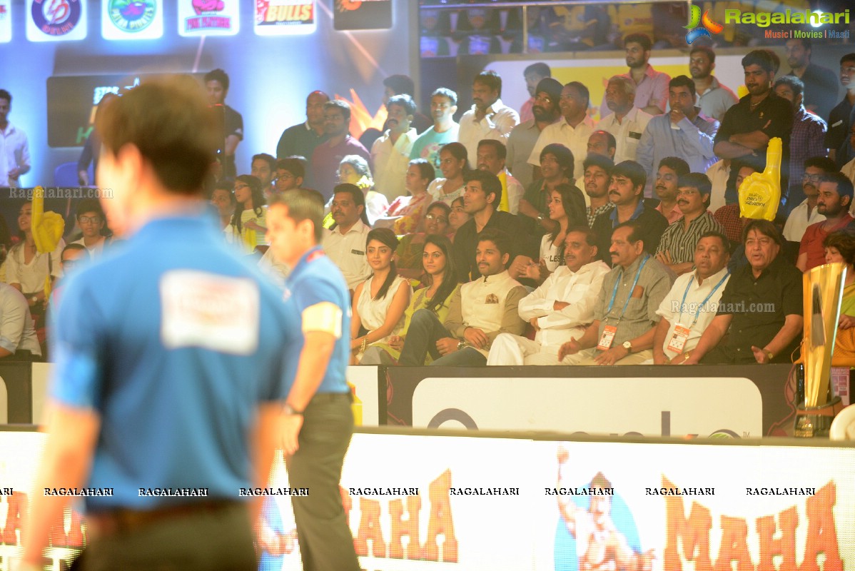 Allu Arjun-Sneha at Pro Kabaddi League Telugu Titans Vs Jaipur Pink Panthers Match