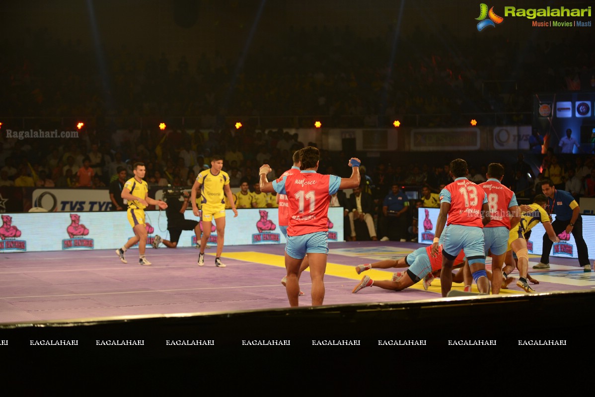 Allu Arjun-Sneha at Pro Kabaddi League Telugu Titans Vs Jaipur Pink Panthers Match