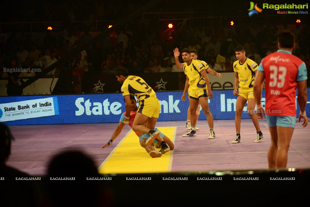 Allu Arjun-Sneha at Pro Kabaddi League Telugu Titans Vs Jaipur Pink Panthers Match