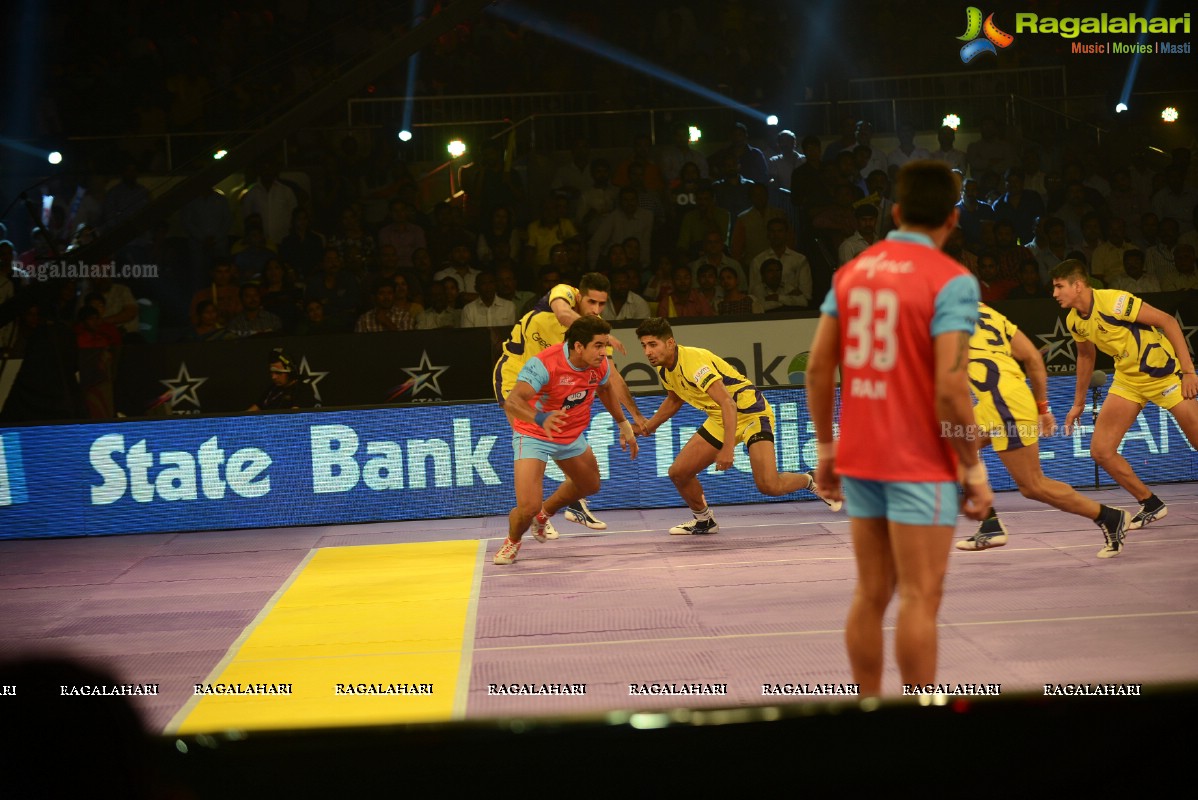 Allu Arjun-Sneha at Pro Kabaddi League Telugu Titans Vs Jaipur Pink Panthers Match