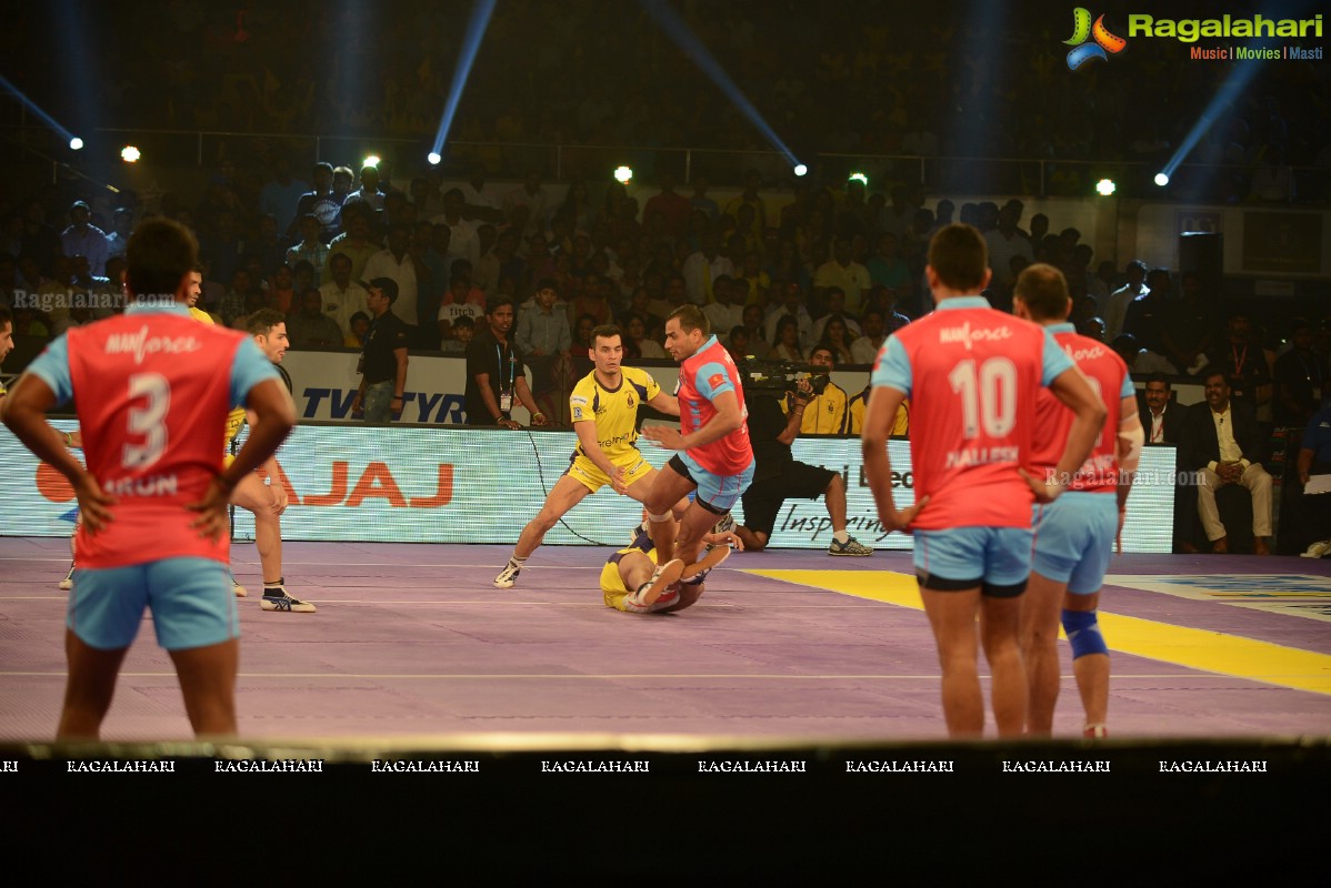 Allu Arjun-Sneha at Pro Kabaddi League Telugu Titans Vs Jaipur Pink Panthers Match