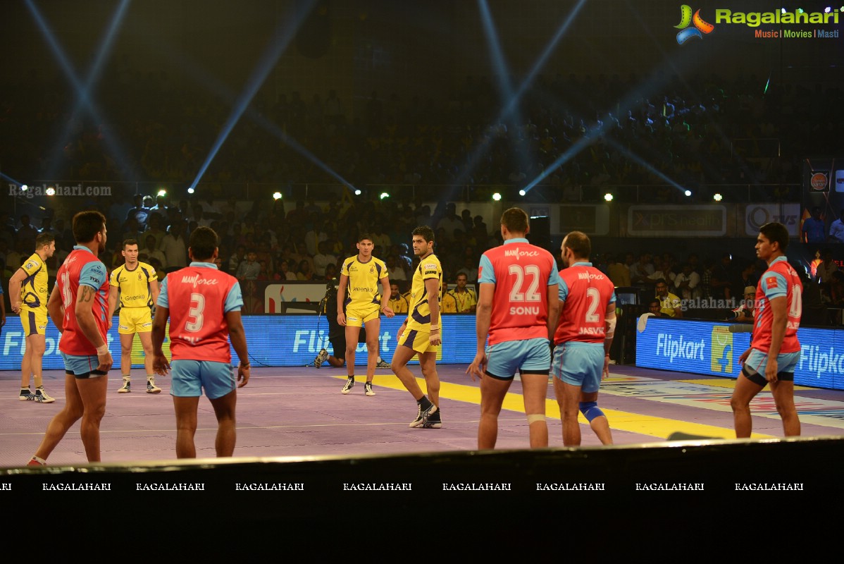 Allu Arjun-Sneha at Pro Kabaddi League Telugu Titans Vs Jaipur Pink Panthers Match