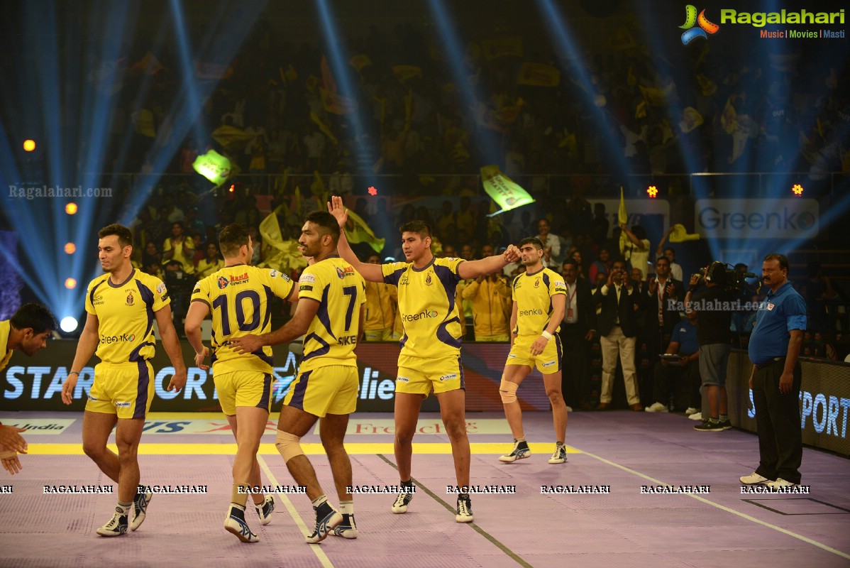 Allu Arjun-Sneha at Pro Kabaddi League Telugu Titans Vs Jaipur Pink Panthers Match