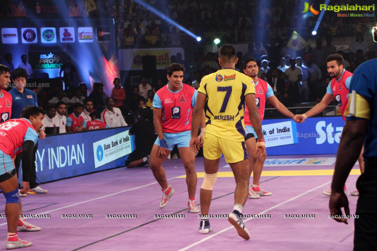 Allu Arjun-Sneha at Pro Kabaddi League Telugu Titans Vs Jaipur Pink Panthers Match