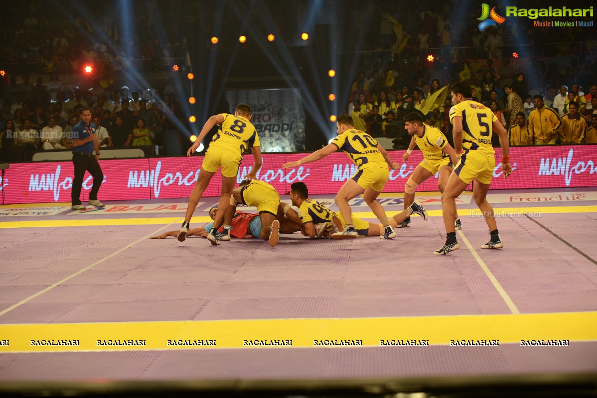 Allu Arjun-Sneha at Pro Kabaddi League Telugu Titans Vs Jaipur Pink Panthers Match