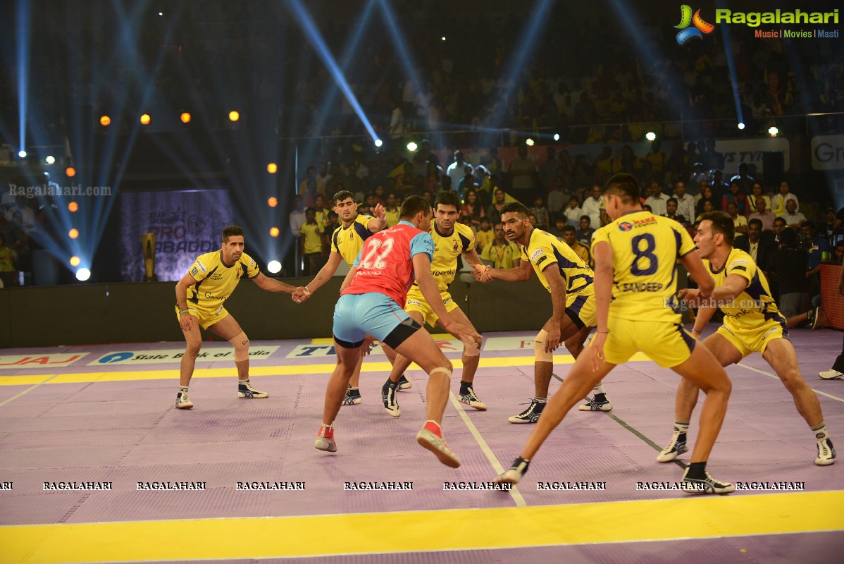 Allu Arjun-Sneha at Pro Kabaddi League Telugu Titans Vs Jaipur Pink Panthers Match