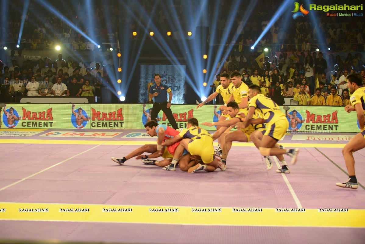 Allu Arjun-Sneha at Pro Kabaddi League Telugu Titans Vs Jaipur Pink Panthers Match