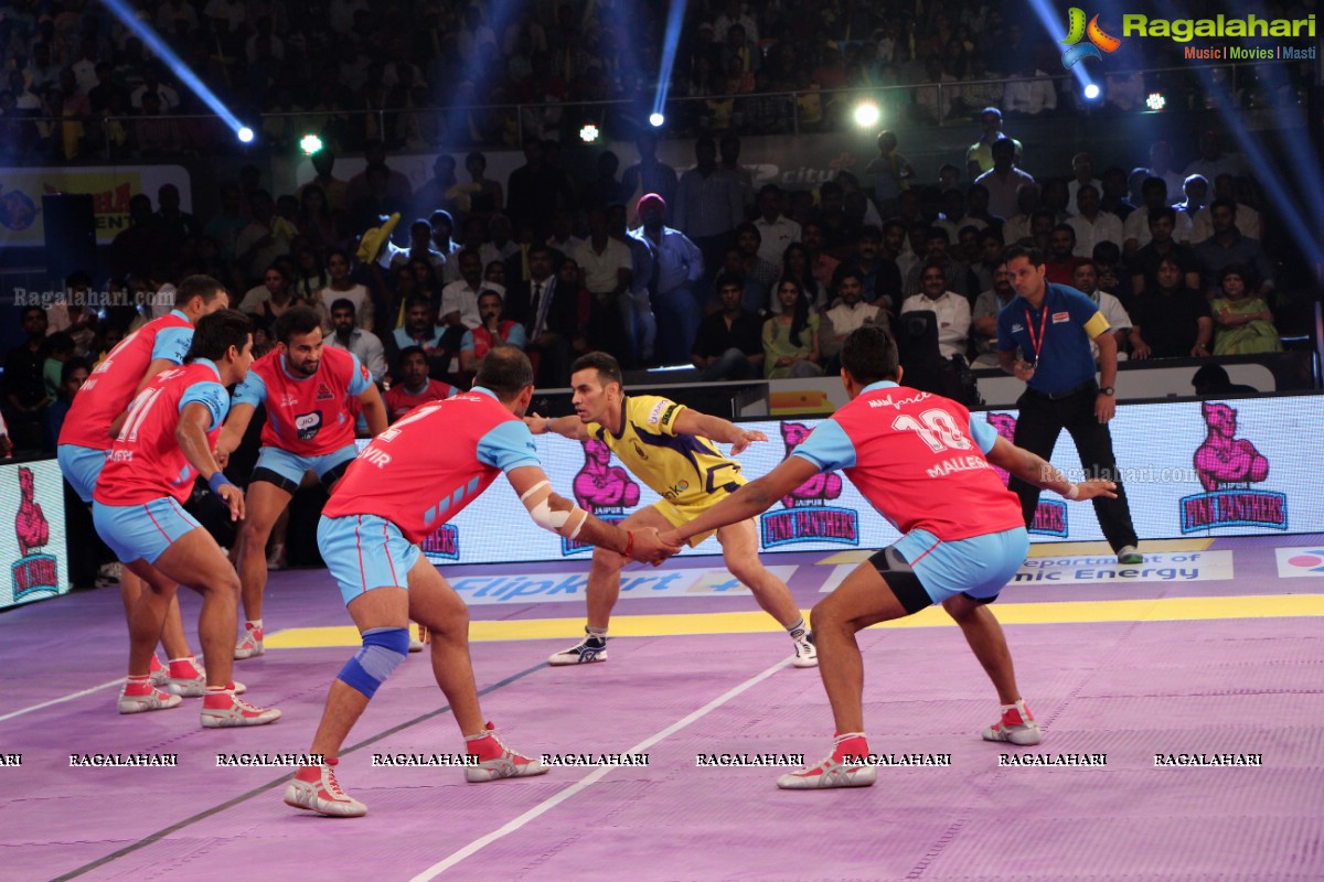 Allu Arjun-Sneha at Pro Kabaddi League Telugu Titans Vs Jaipur Pink Panthers Match