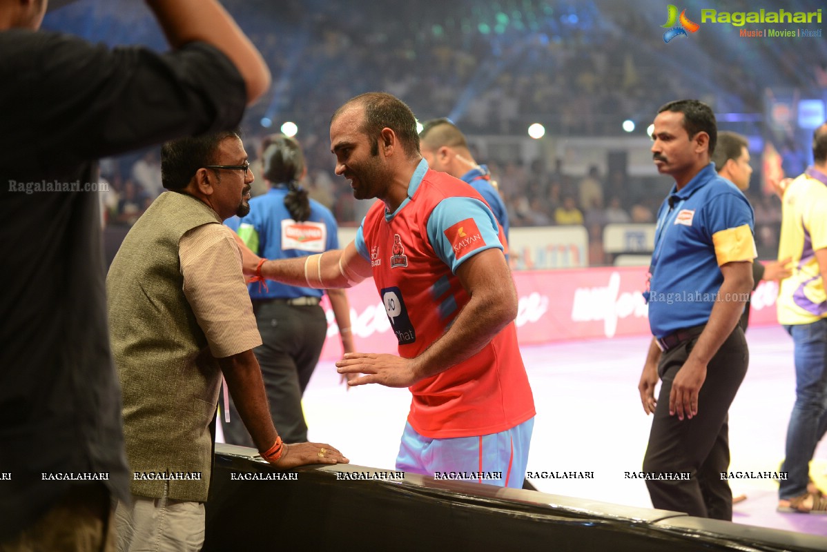 Allu Arjun-Sneha at Pro Kabaddi League Telugu Titans Vs Jaipur Pink Panthers Match