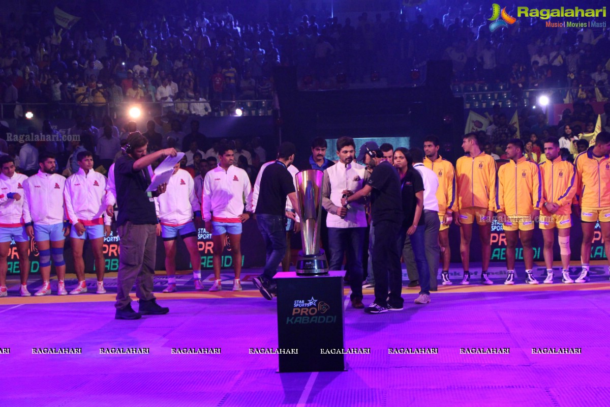 Allu Arjun-Sneha at Pro Kabaddi League Telugu Titans Vs Jaipur Pink Panthers Match