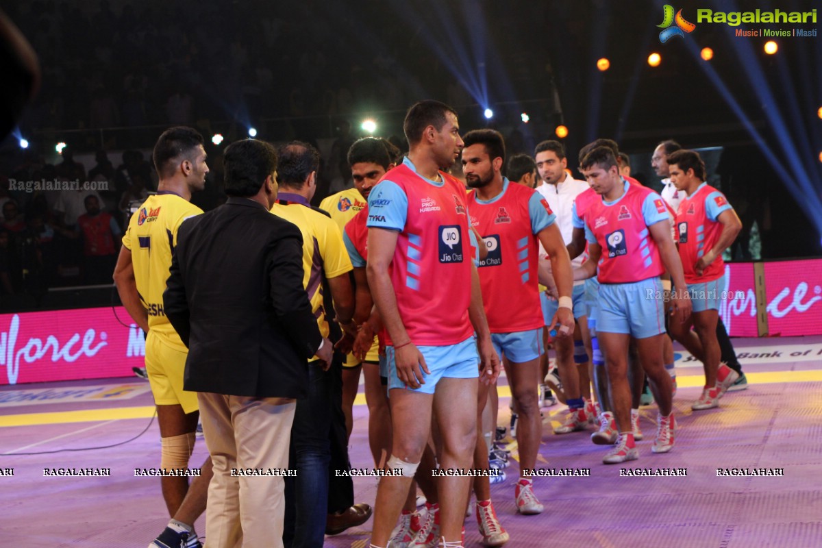 Allu Arjun-Sneha at Pro Kabaddi League Telugu Titans Vs Jaipur Pink Panthers Match