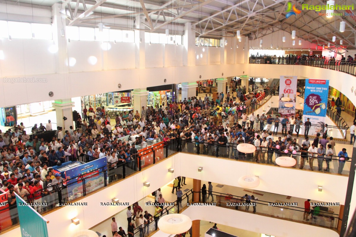 Sachin Tendulkar launches Smaaash at Inorbit Mall, Hyderabad