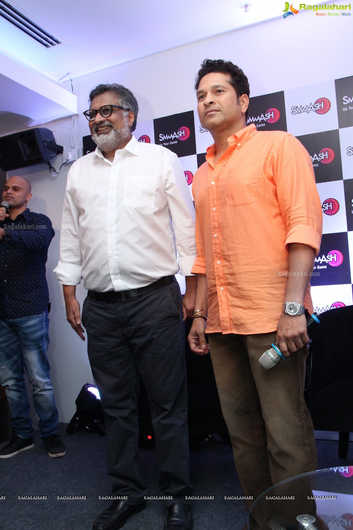 Sachin Tendulkar launches Smaaash at Inorbit Mall, Hyderabad