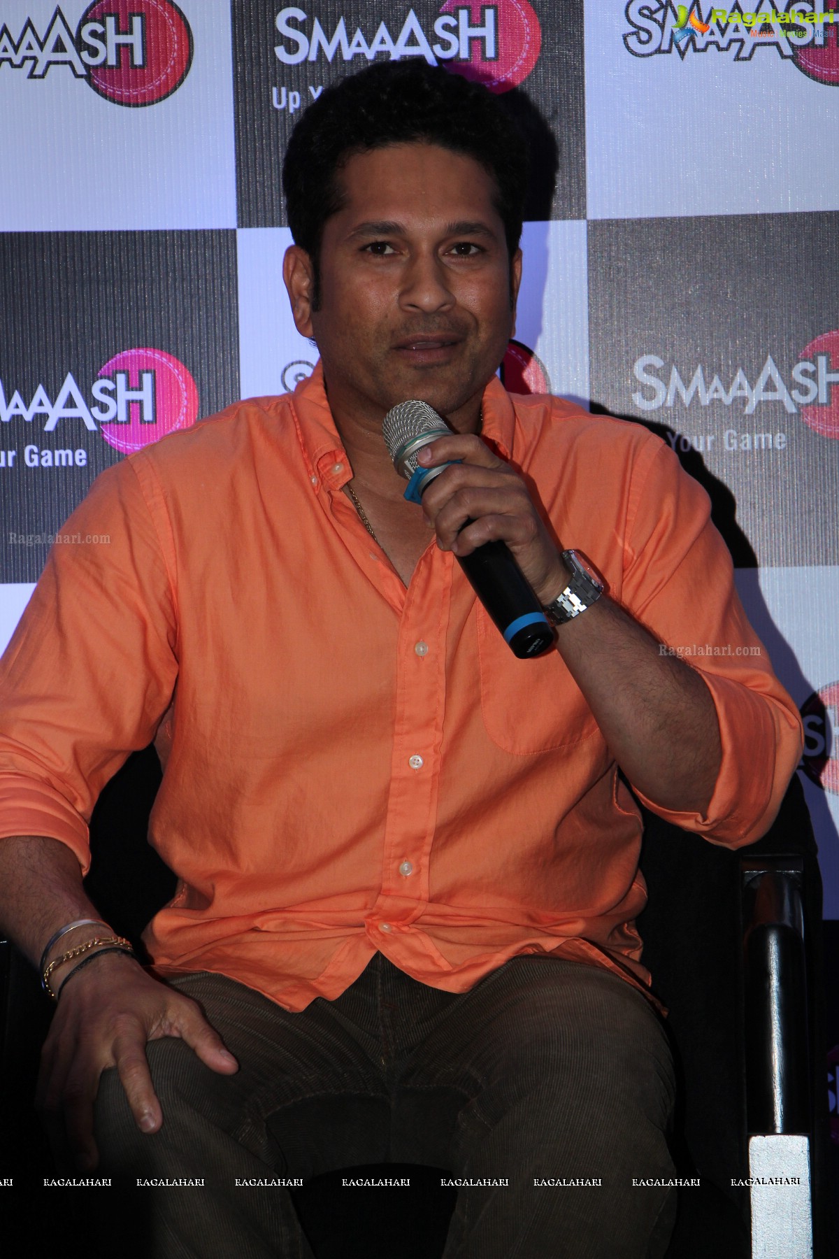 Sachin Tendulkar launches Smaaash at Inorbit Mall, Hyderabad