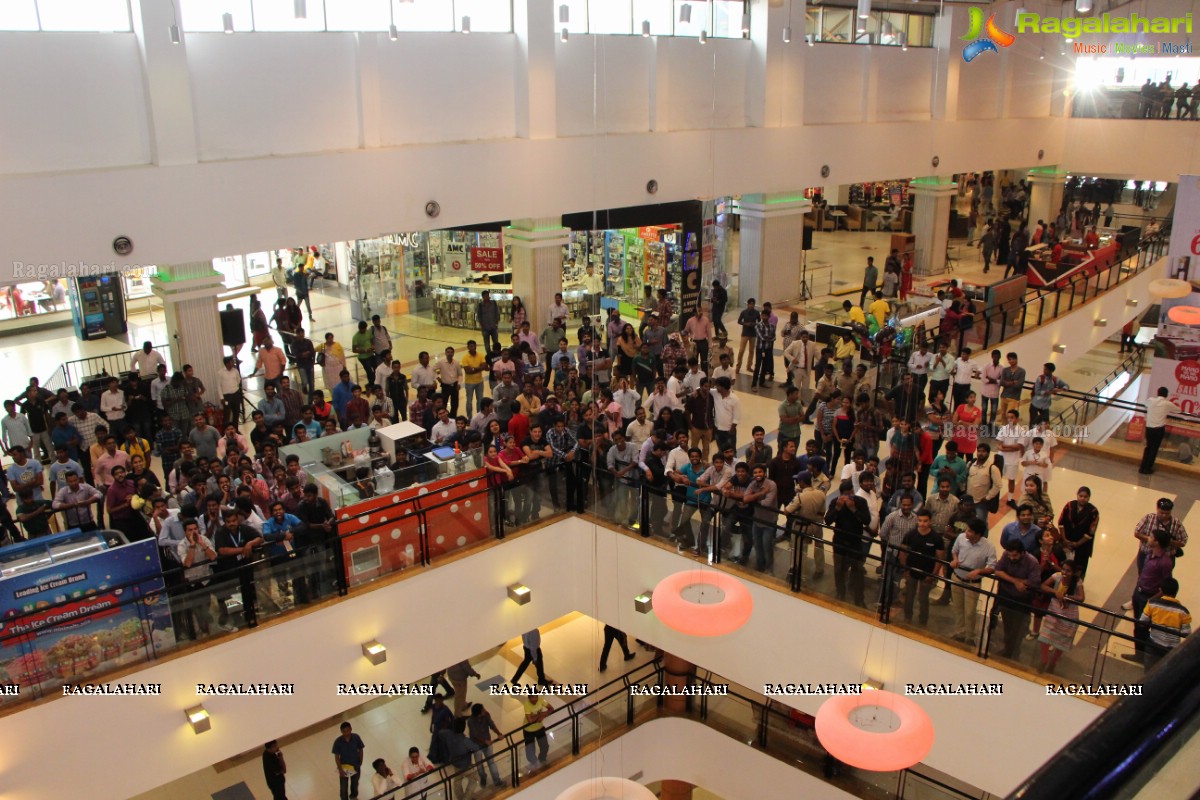 Sachin Tendulkar launches Smaaash at Inorbit Mall, Hyderabad