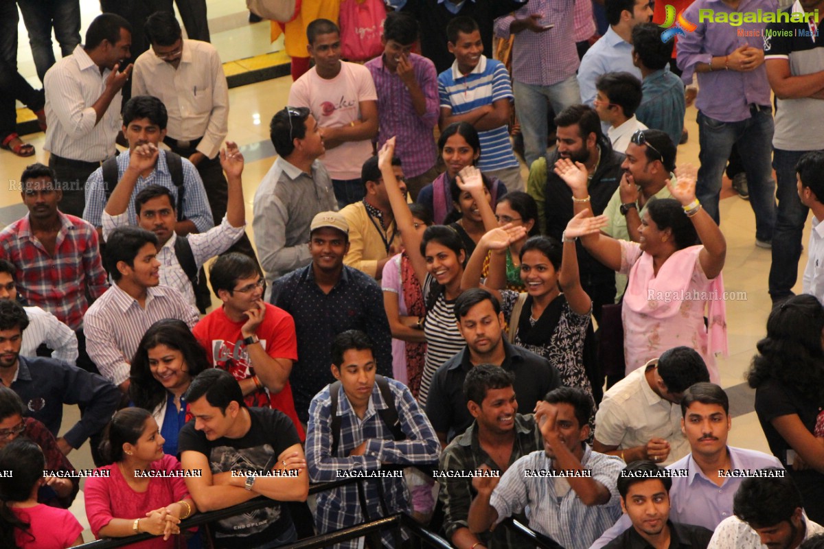 Sachin Tendulkar launches Smaaash at Inorbit Mall, Hyderabad