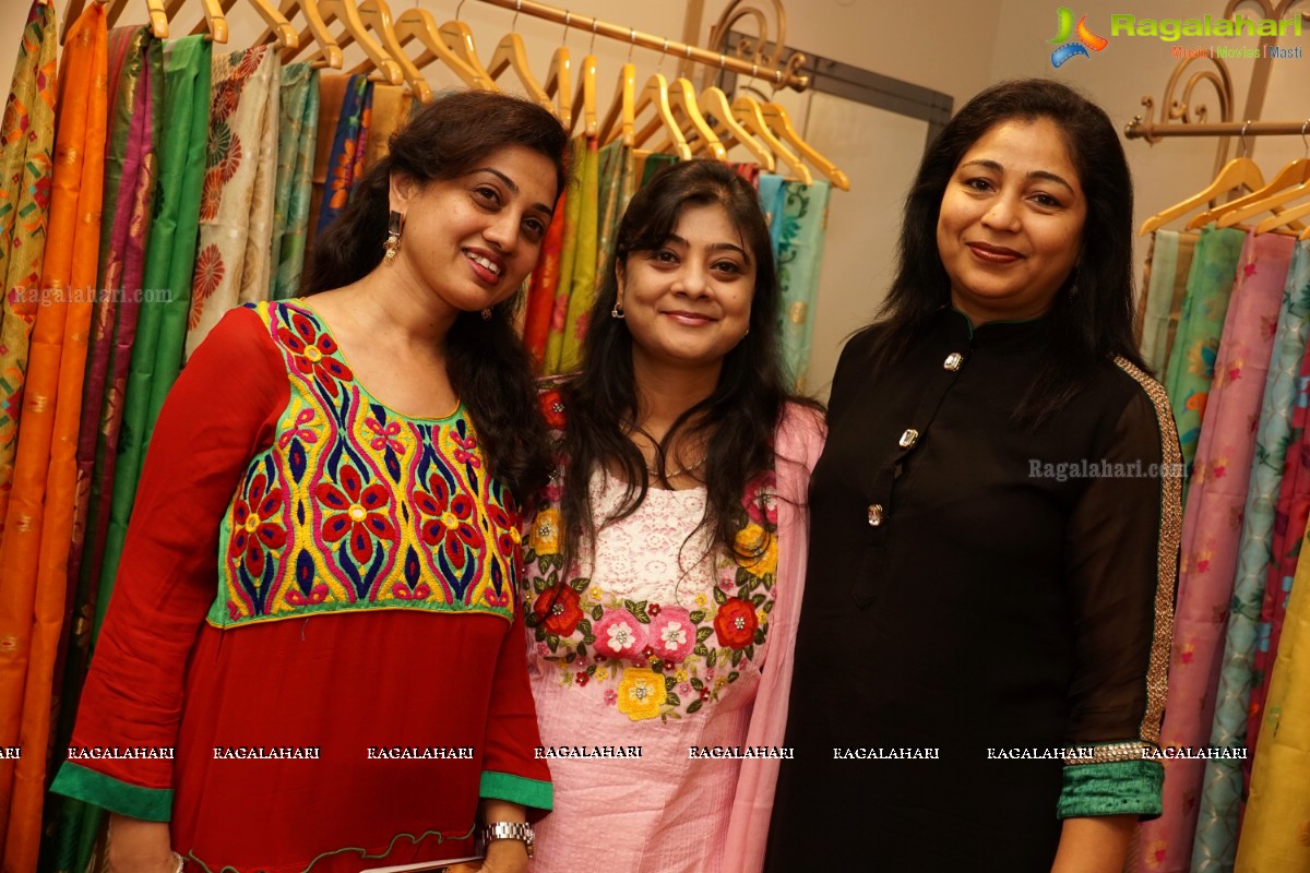 Pinky Reddy launches Shakuntalay Handloom Sarees at Manomay
