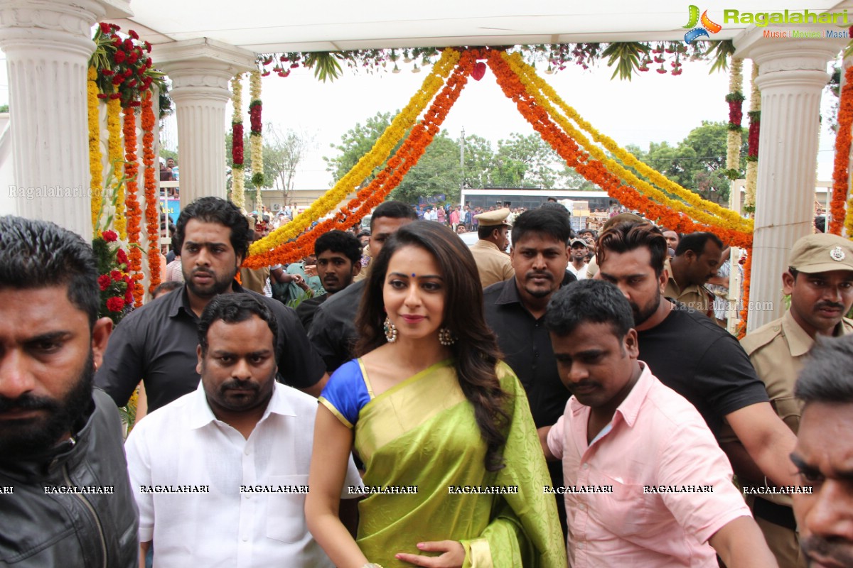 Rakul Preet Singh launches LPT Market in Hyderabad