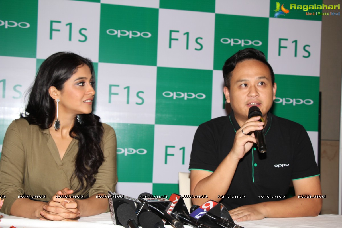 Regina Cassandra launches Oppo F1s in Hyderabad