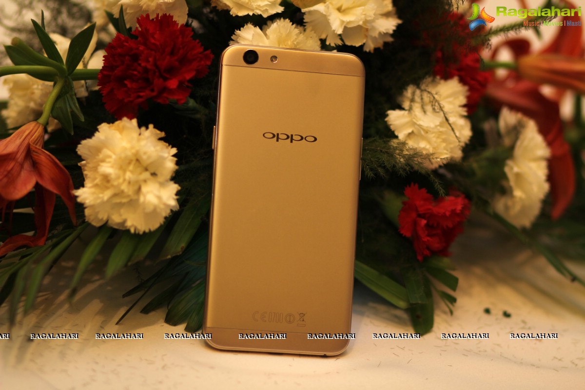 Regina Cassandra launches Oppo F1s in Hyderabad