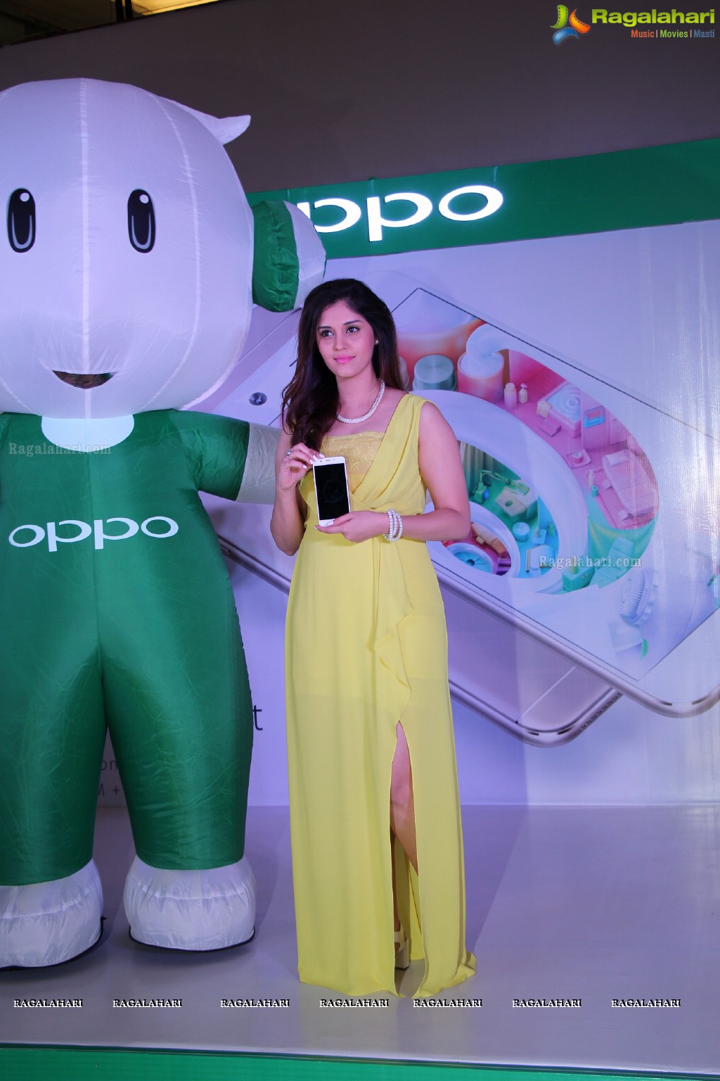 Surbhi launches Oppo F1s in Hyderabad