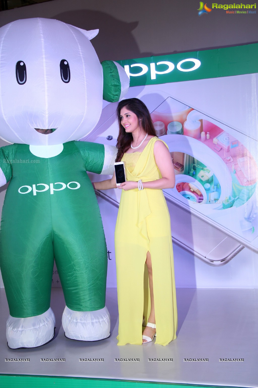 Surbhi launches Oppo F1s in Hyderabad