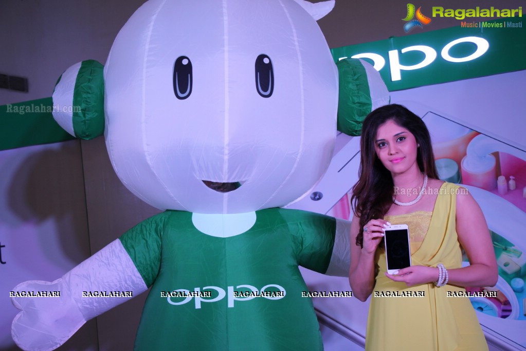 Surbhi launches Oppo F1s in Hyderabad