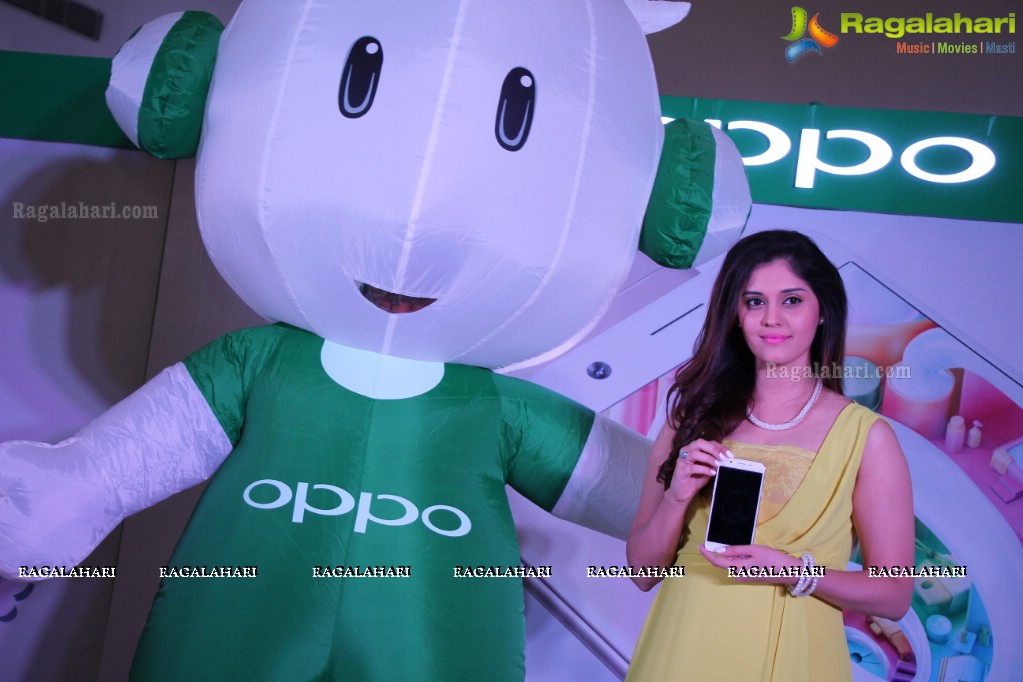 Surbhi launches Oppo F1s in Hyderabad