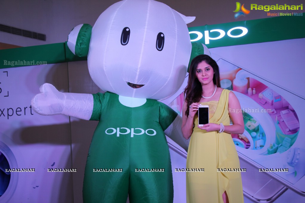 Surbhi launches Oppo F1s in Hyderabad