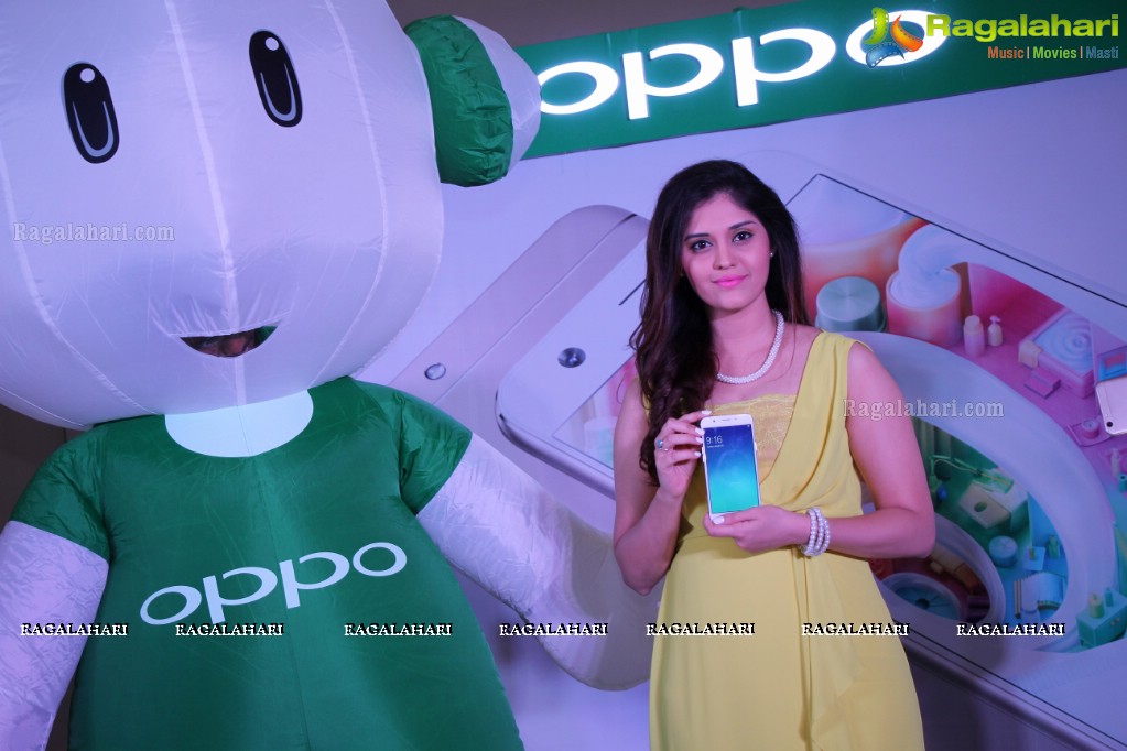 Surbhi launches Oppo F1s in Hyderabad