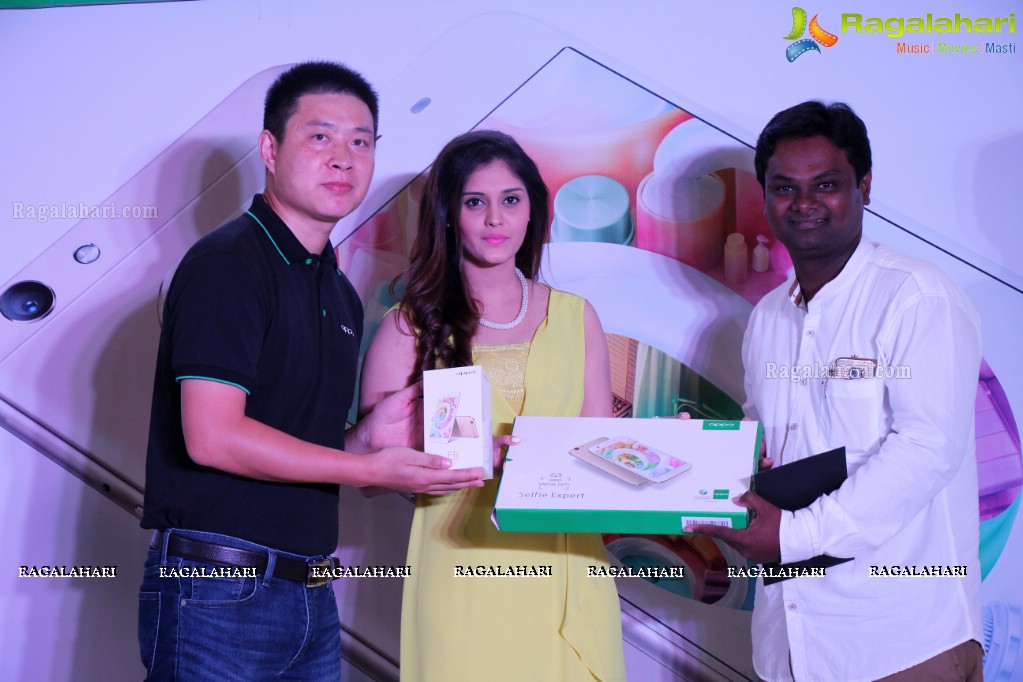 Surbhi launches Oppo F1s in Hyderabad