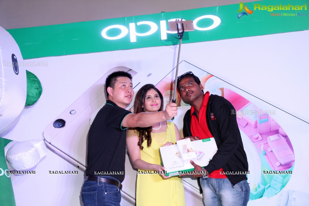 Surbhi launches Oppo F1s in Hyderabad