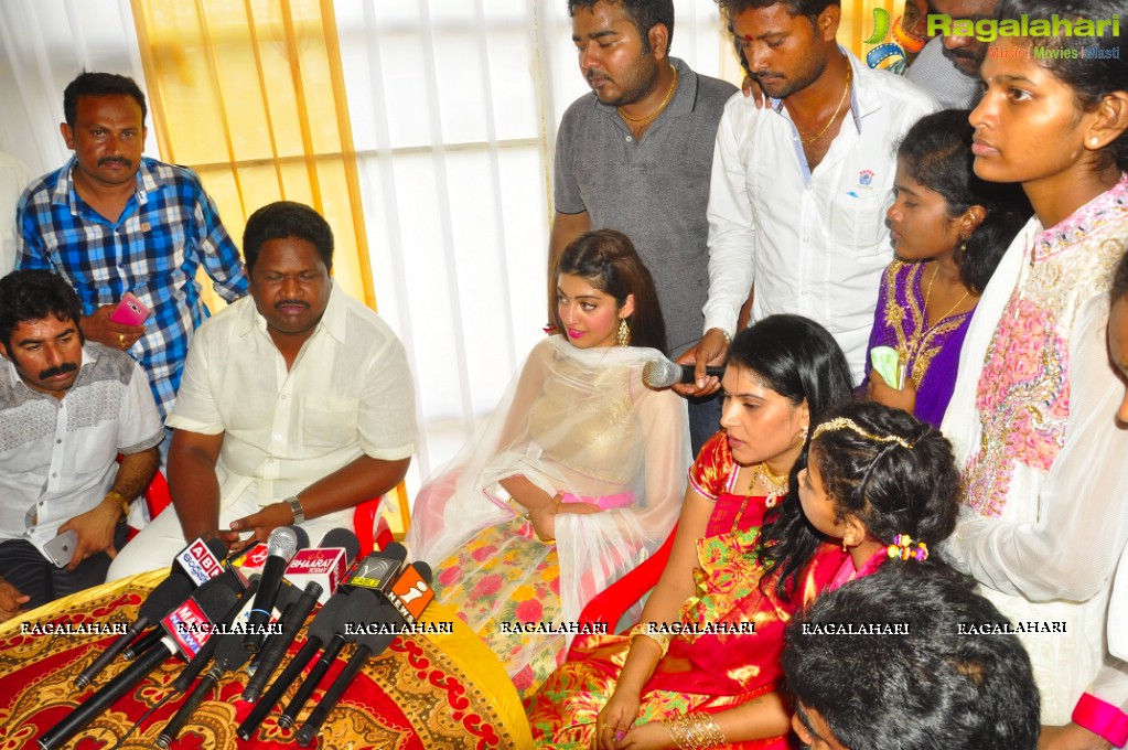 Pranitha launches Hyper Super Market at Ravulapalem