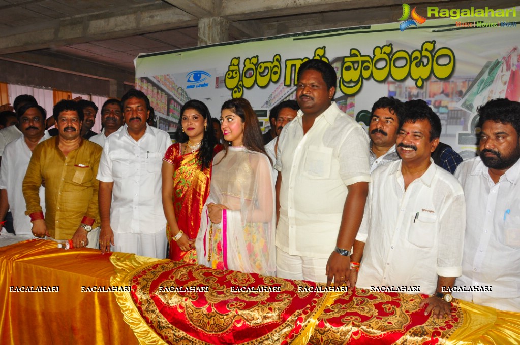 Pranitha launches Hyper Super Market at Ravulapalem
