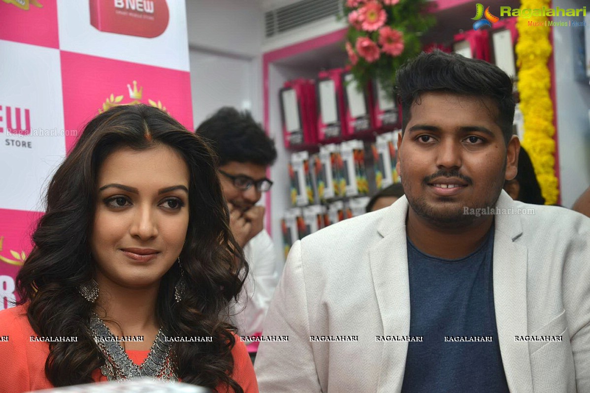 K.E. Krishna Murthy, Catherine Tresa inagurates B New Mobile Store in Kurnool