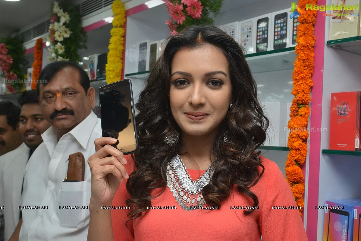 K.E. Krishna Murthy, Catherine Tresa inagurates B New Mobile Store in Kurnool