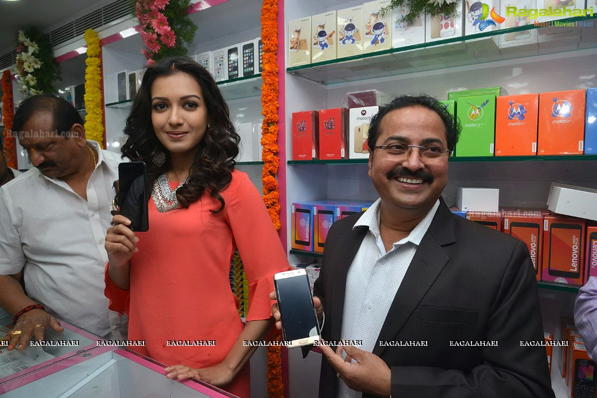 K.E. Krishna Murthy, Catherine Tresa inagurates B New Mobile Store in Kurnool