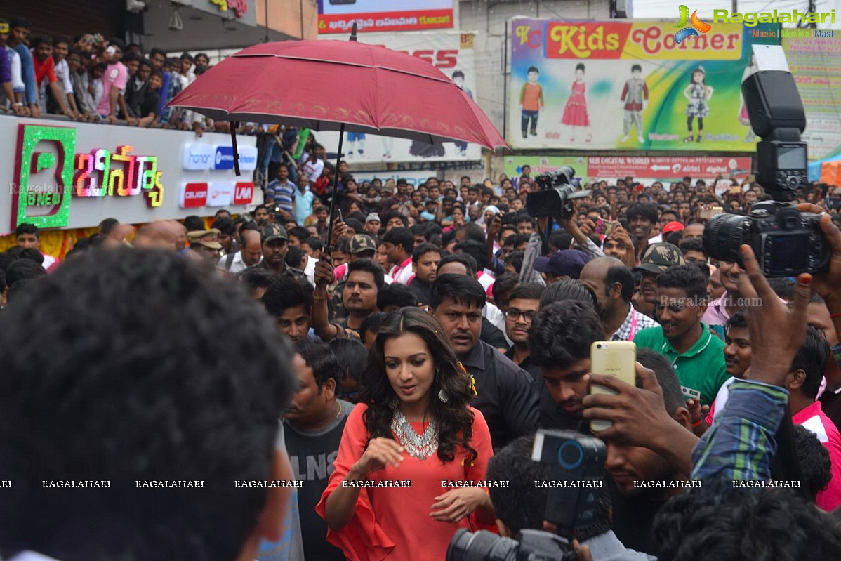 K.E. Krishna Murthy, Catherine Tresa inagurates B New Mobile Store in Kurnool