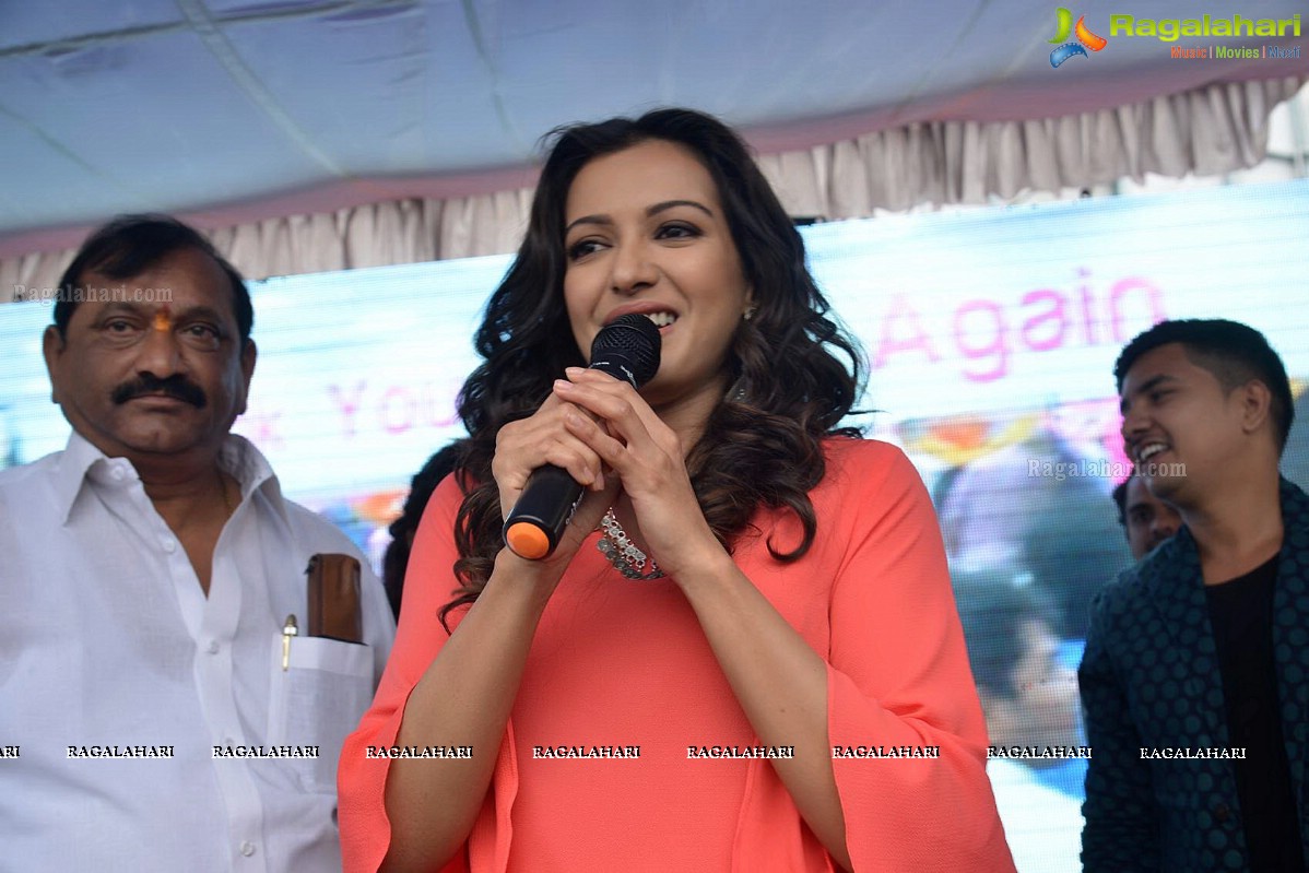 K.E. Krishna Murthy, Catherine Tresa inagurates B New Mobile Store in Kurnool