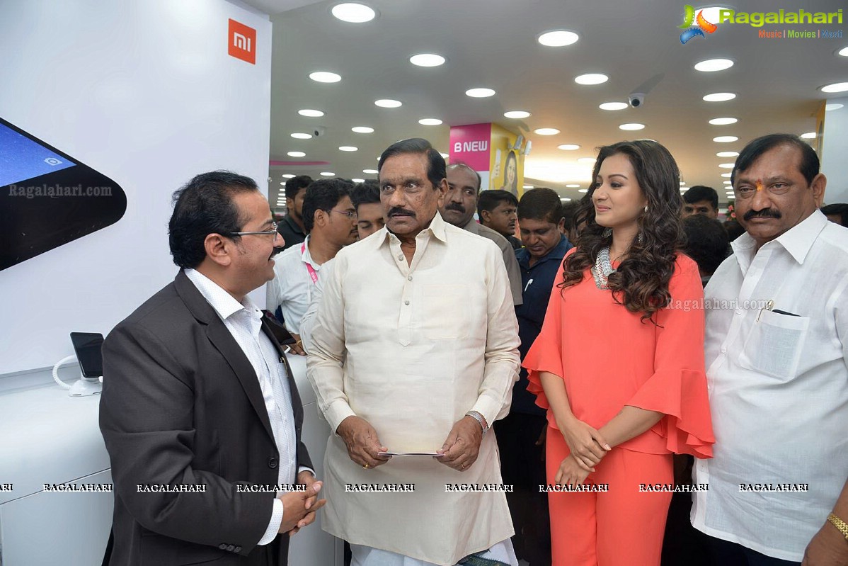 K.E. Krishna Murthy, Catherine Tresa inagurates B New Mobile Store in Kurnool