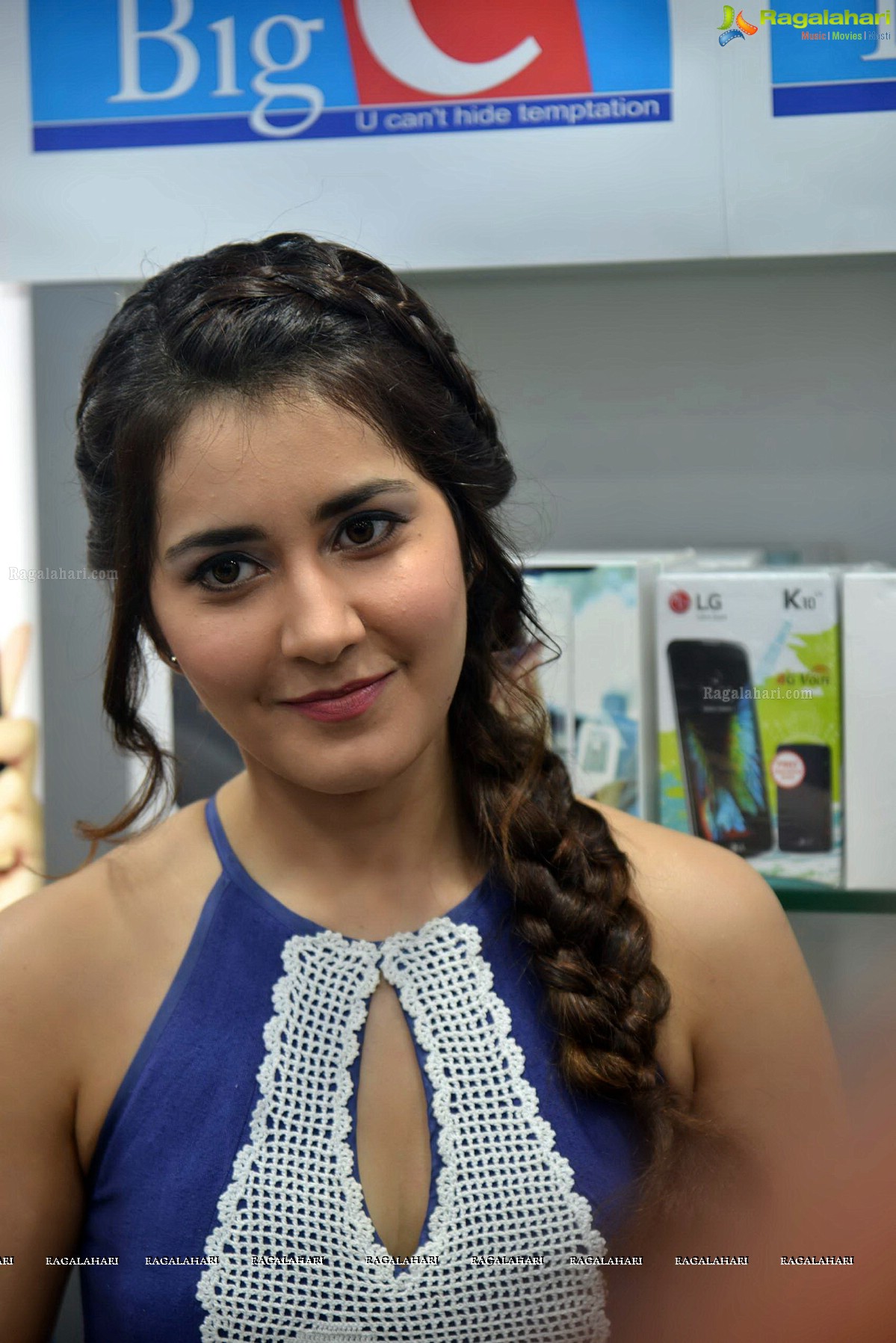 Raashi Khanna inagurates Big C Mobile Store in Guntur