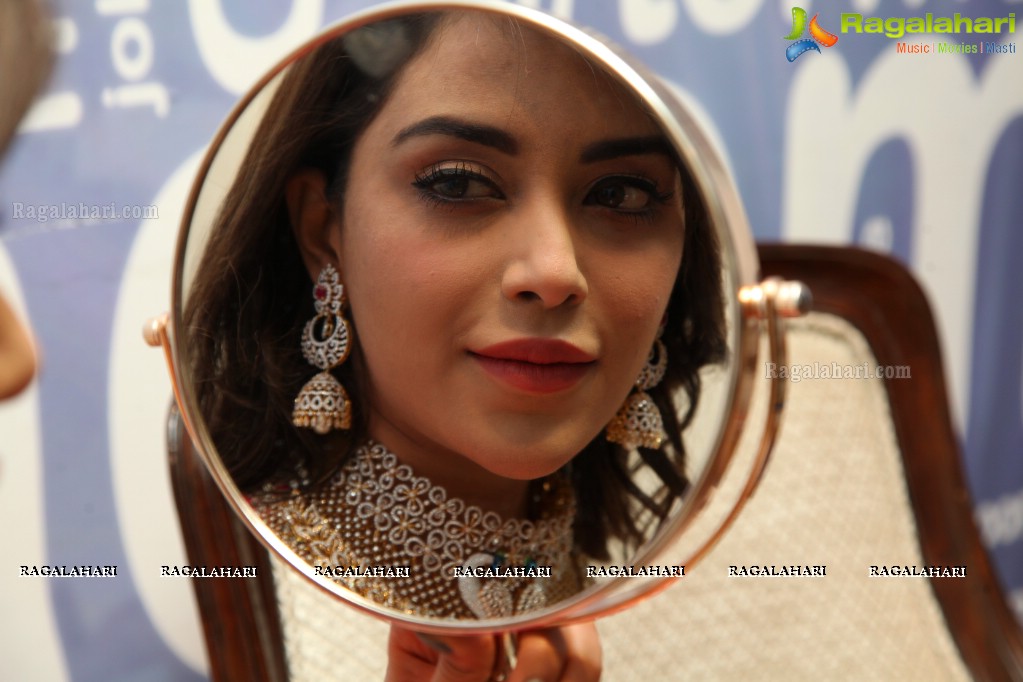 Angela Krislinzki launches Manepally Jewellers Diamond Mela