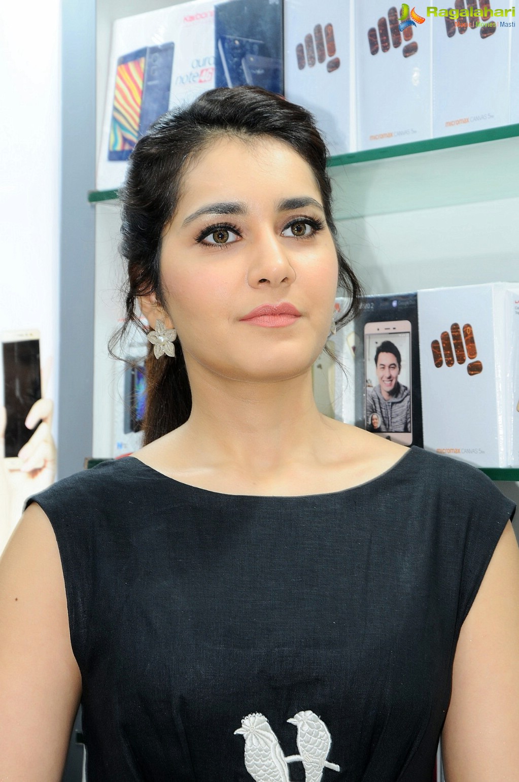 Raashi Khanna launches Big C Mobile Store at Tirupati