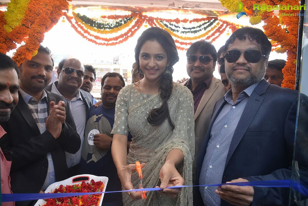 Rakul Preet Singh launches Big C at Kurnool